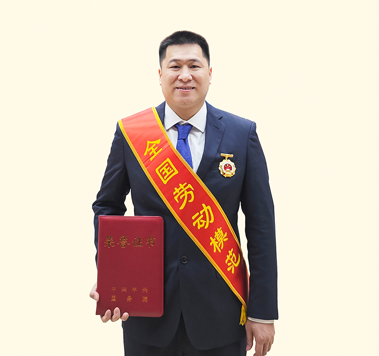 柳工“85后”特級(jí)技師龐淇文榮獲全國(guó)勞動(dòng)模范